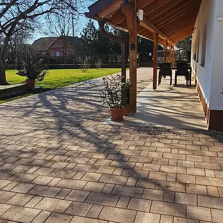 Várlak